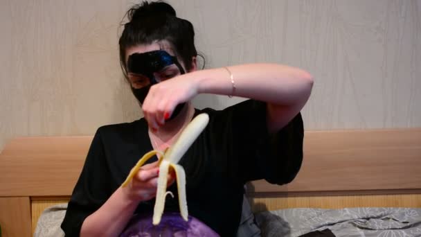 Fille Avec Masque Noir Sur Visage Manger Des Bananes — Video