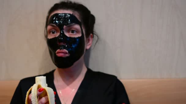 Yüzünde Siyah Maske Kızla Yemek Muz — Stok video