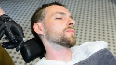 Ustura ile tıraş sakal kesmek. Kuaför dükkanı tıraş sakal, yakın çekim. Erkek sakal tarzı. Tıraş hipster adam yüz berber