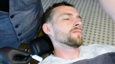 Ustura ile tıraş sakal kesmek. Kuaför dükkanı tıraş sakal, yakın çekim. Erkek sakal tarzı. Tıraş hipster adam yüz berber