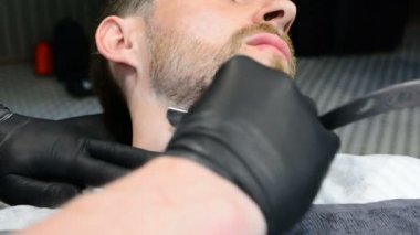 Ustura ile tıraş sakal kesmek. Kuaför dükkanı tıraş sakal, yakın çekim. Erkek sakal tarzı. Tıraş hipster adam yüz berber