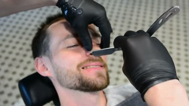 Beard Cut Straight Razor Shave Close Shaving Beard Barber Shop — Stock Video