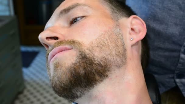 Beard Skär Med Rakkniv Rakning Närbild Rakning Skägg Frisör Manliga — Stockvideo