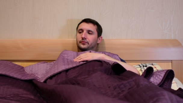 Sjuk Sjuk Kaukasiska Man Hosta Sängen — Stockvideo