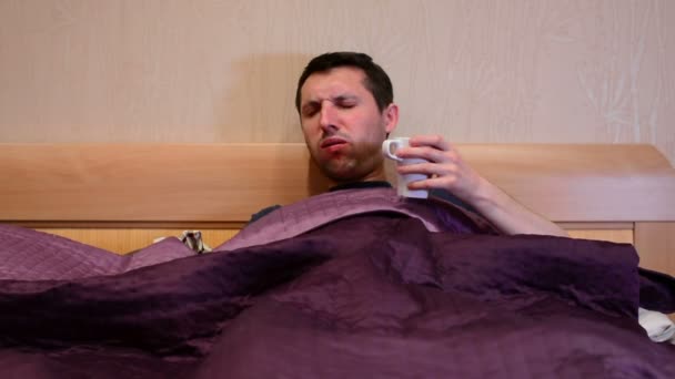 Άρρωστο Άρρωστο Άνθρωπο Καυκάσιος Βήχα Στο Κρεβάτι — Αρχείο Βίντεο