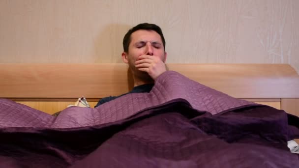 Malade Malade Caucasien Homme Tousser Dans Lit — Video