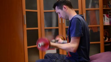 Adam halter kaldırıyor, evde el sallar