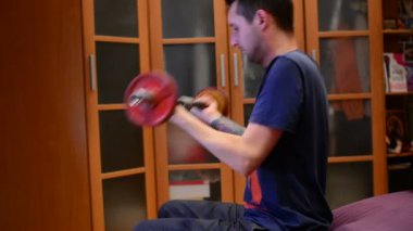 Adam halter kaldırıyor, evde el sallar