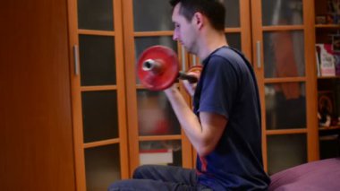 Adam halter kaldırıyor, evde el sallar
