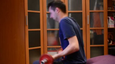 Adam halter kaldırıyor, evde el sallar