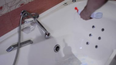Temiz mavi bir temizleyici ile banyo ve bir fırça. Temizlik şirket çalışan banyoda çalışmaya başlar.