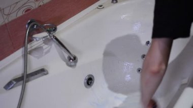 Temiz mavi bir temizleyici ile banyo ve bir fırça. Temizlik şirket çalışan banyoda çalışmaya başlar.