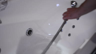 Temiz mavi bir temizleyici ile banyo ve bir fırça. Temizlik şirket çalışan banyoda çalışmaya başlar.
