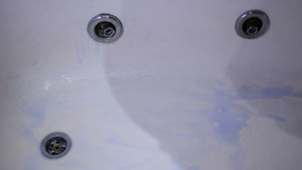 Tiszta, a fürdőszoba tisztító egy kék és egy ecset. A tisztítási vállalat alkalmazottja megkezdi a fürdőszobában.