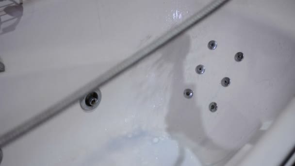 用蓝色清洁剂和刷子清洁浴室 清洁公司员工开始在卫生间工作 — 图库视频影像