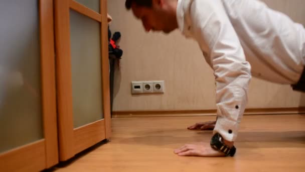 Officemanager doen push-ups in thuis — Stockvideo