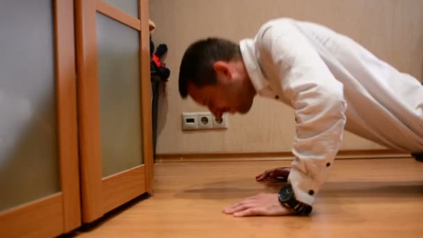 Officemanager doen push-ups in thuis — Stockvideo