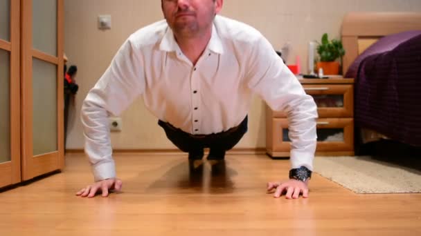 Csinál fekvőtámaszokat a otthon irodavezető — Stock videók