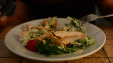 Sezar salata bir kafede yemek kadın