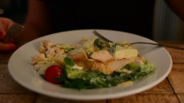 Sezar salata bir kafede yemek kadın