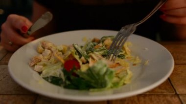 Sezar salata bir kafede yemek kadın