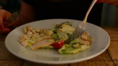 Sezar salata bir kafede yemek kadın