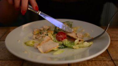 Sezar salata bir kafede yemek kadın