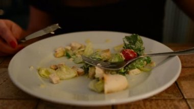 Sezar salata bir kafede yemek kadın