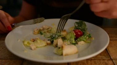 Sezar salata bir kafede yemek kadın