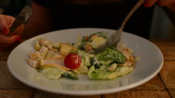 Vrouw caesar salade eten in een café — Stockvideo