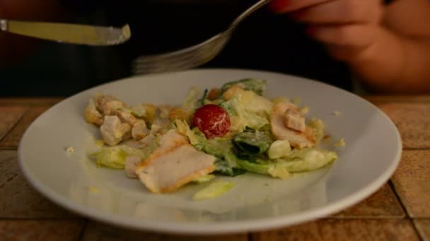 Frau isst Kaisersalat in Café — Stockvideo