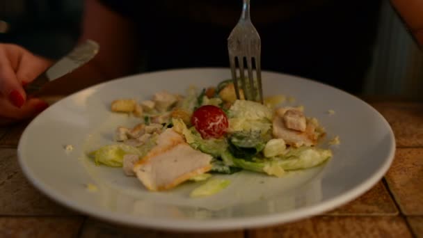 Donna che mangia insalata di Cesare in un caffè — Video Stock