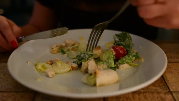 Žena jíst salát caesar v kavárně — Stock video