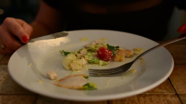 Женщина ест салат Цезарь в кафе — стоковое видео