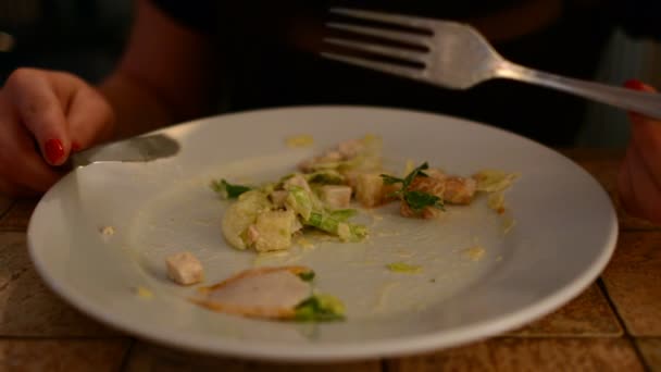 Mulher comendo salada de césar em um café — Vídeo de Stock