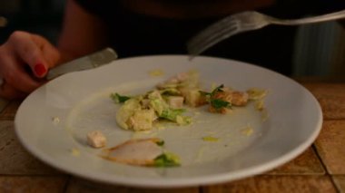 Sezar salata bir kafede yemek kadın