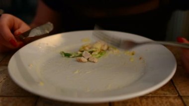 Sezar salata bir kafede yemek kadın