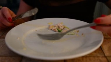 Sezar salata bir kafede yemek kadın