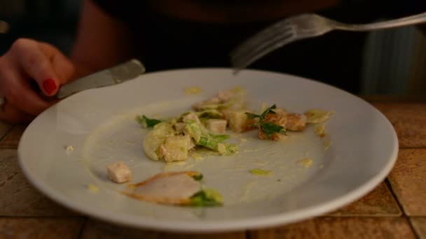 Vrouw caesar salade eten in een café — Stockvideo