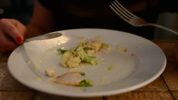 Vrouw caesar salade eten in een café — Stockvideo