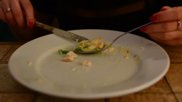 Γυναίκα τρώει σαλάτα του Καίσαρα σε καφετέρια — Αρχείο Βίντεο