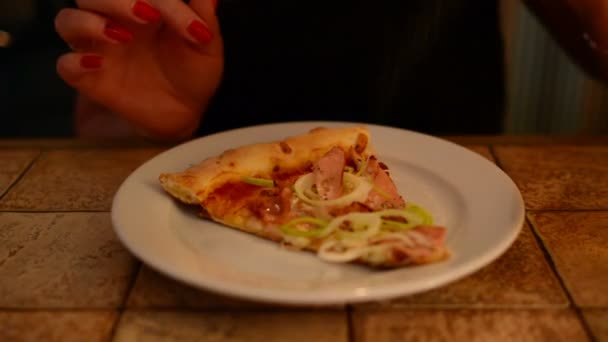 Chica Comiendo Pizza Café — Vídeos de Stock