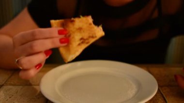 Pizza bir kafede yemek kız
