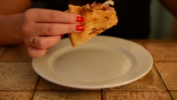 Menina Comendo Pizza Café — Vídeo de Stock