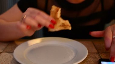 Pizza bir kafede yemek kız