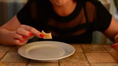 Pizza bir kafede yemek kız