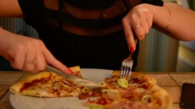 Pizza bir kafede yemek kız