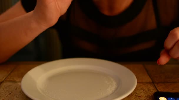 Menina Comendo Pizza Café — Vídeo de Stock