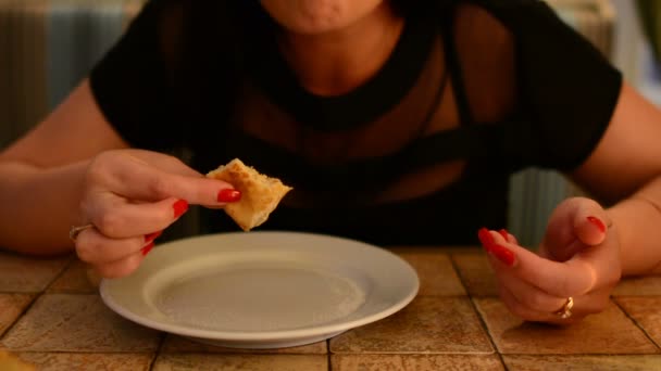 在咖啡馆吃披萨的女孩 — 图库视频影像
