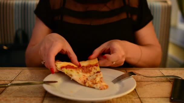 Meisje Eten Van Pizza Een Café — Stockvideo